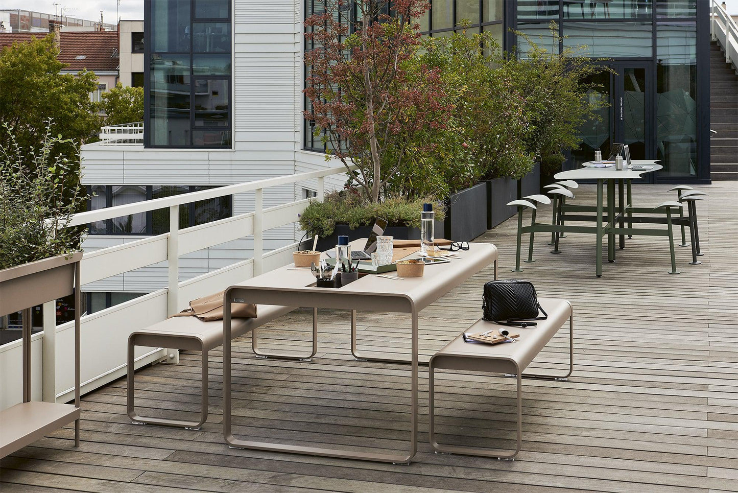 Bolder 1050 Round Table with Seats