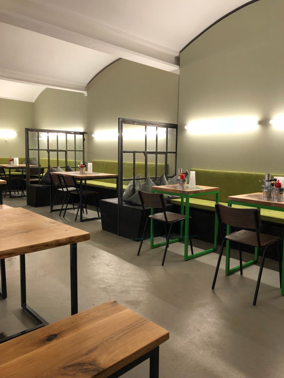 Classic Dining Table-Contract Furniture Store for hospitality, leisure & commercial projects