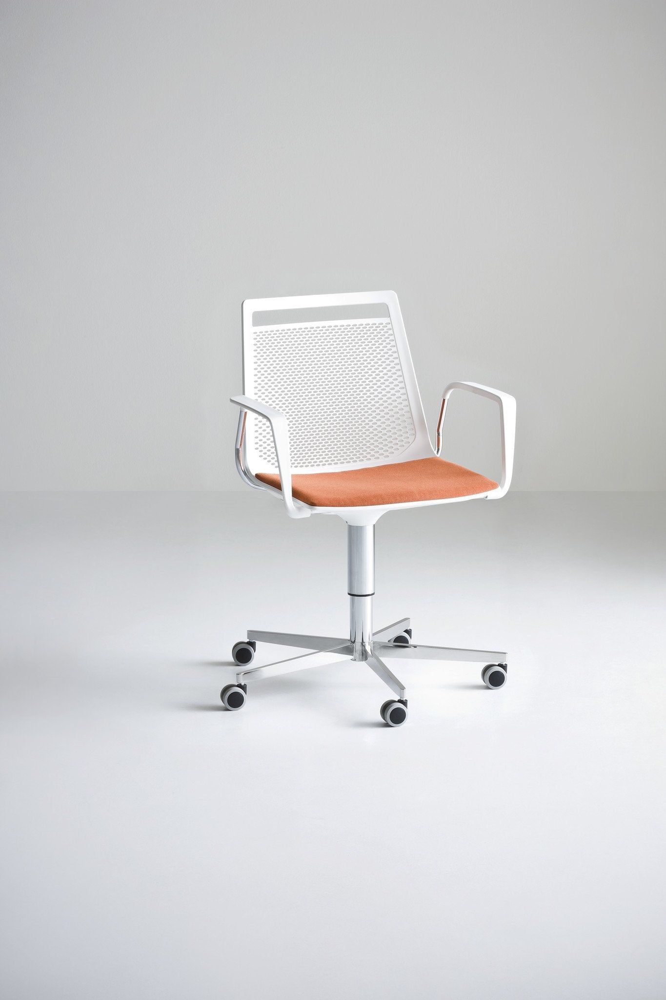 Akami 5R Side Chair