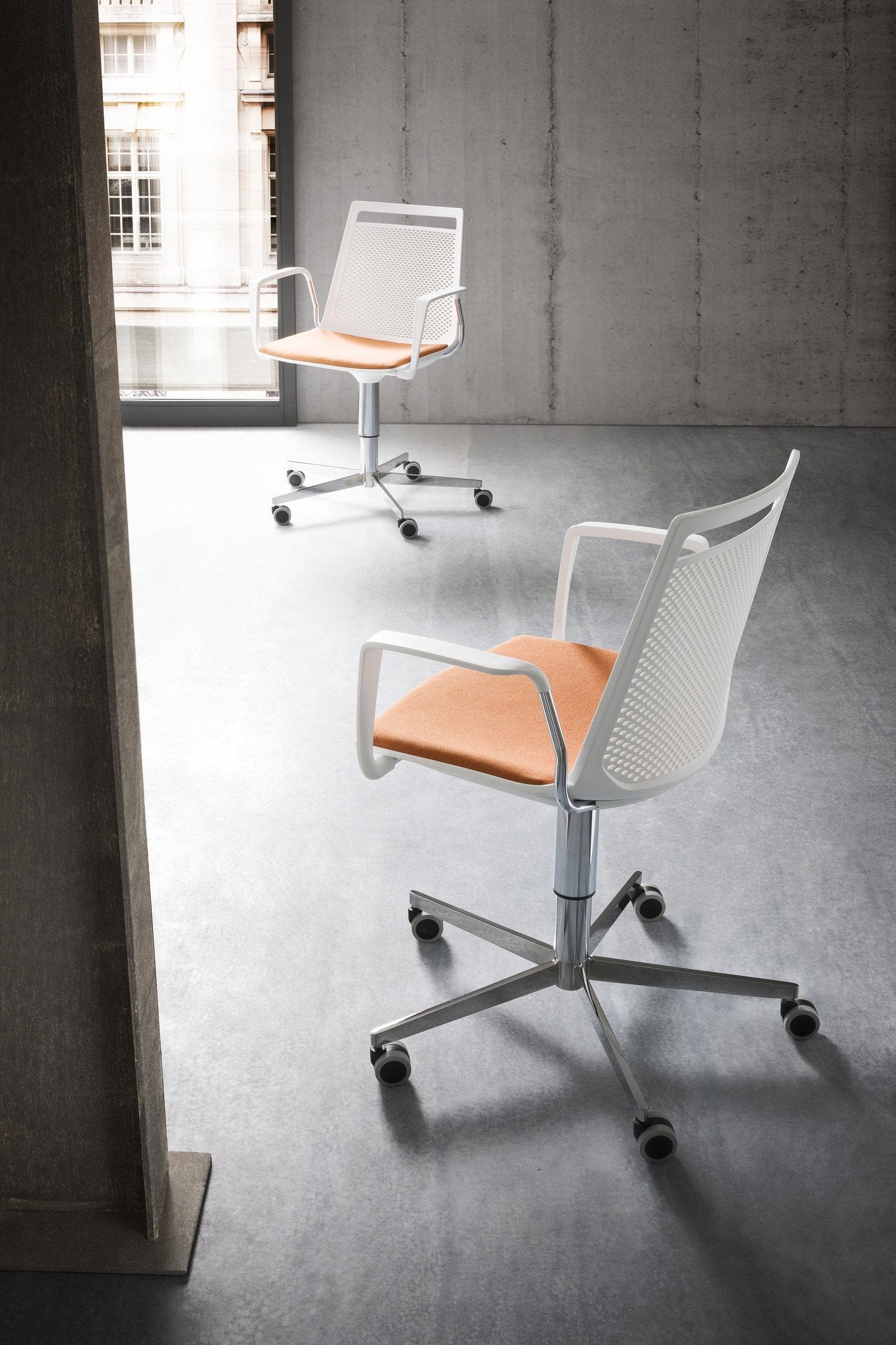 Akami 5R Side Chair
