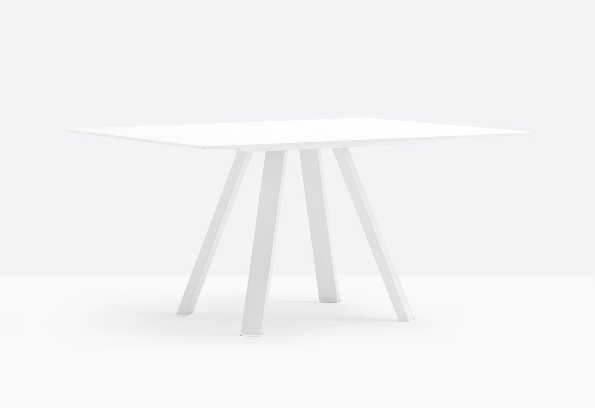 Arki Dining Table