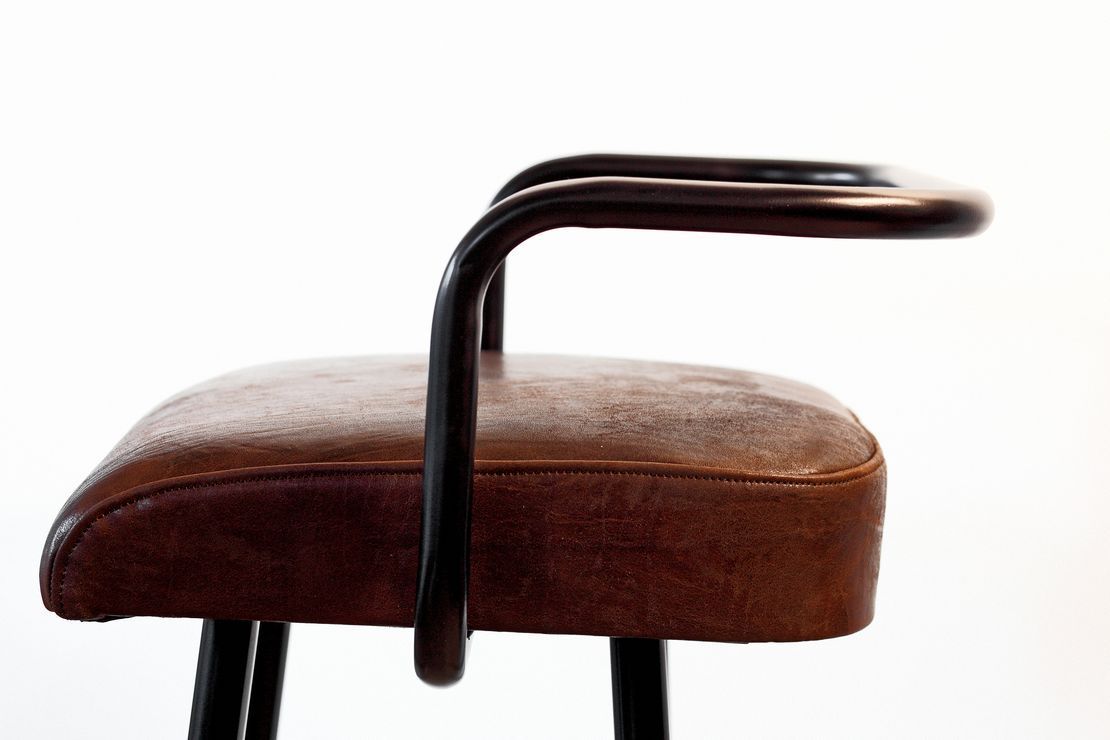Armrest High Stool
