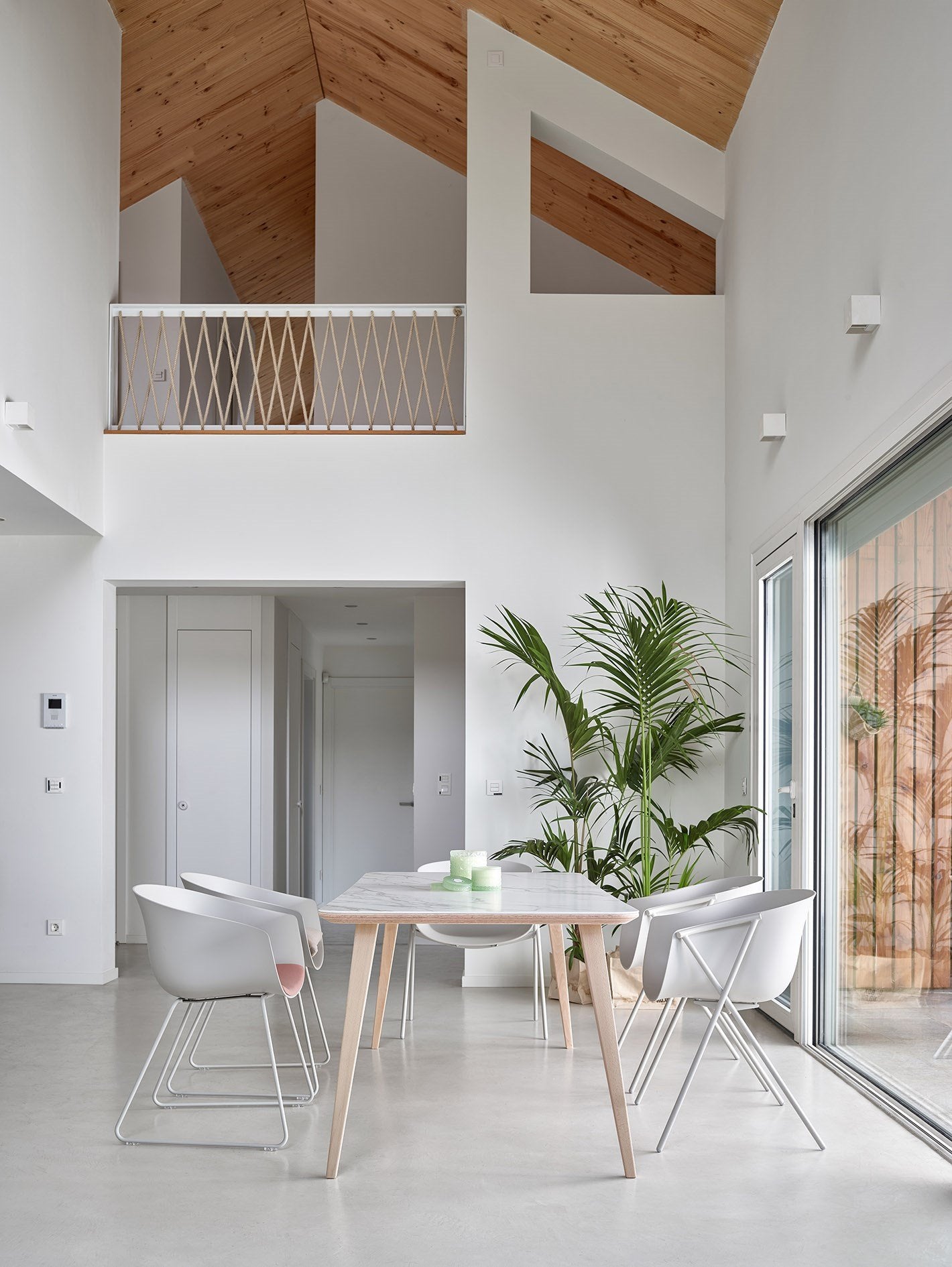 Bai Sled Uph Armchair-Contract Furniture Store for hospitality, leisure & commercial projects