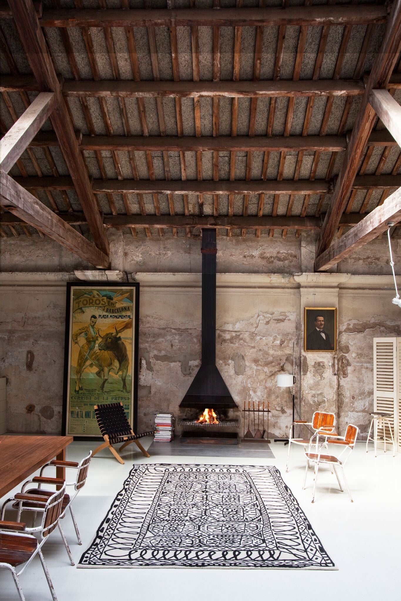 Black On White Estambul Rug-Contract Furniture Store for hospitality, leisure & commercial projects