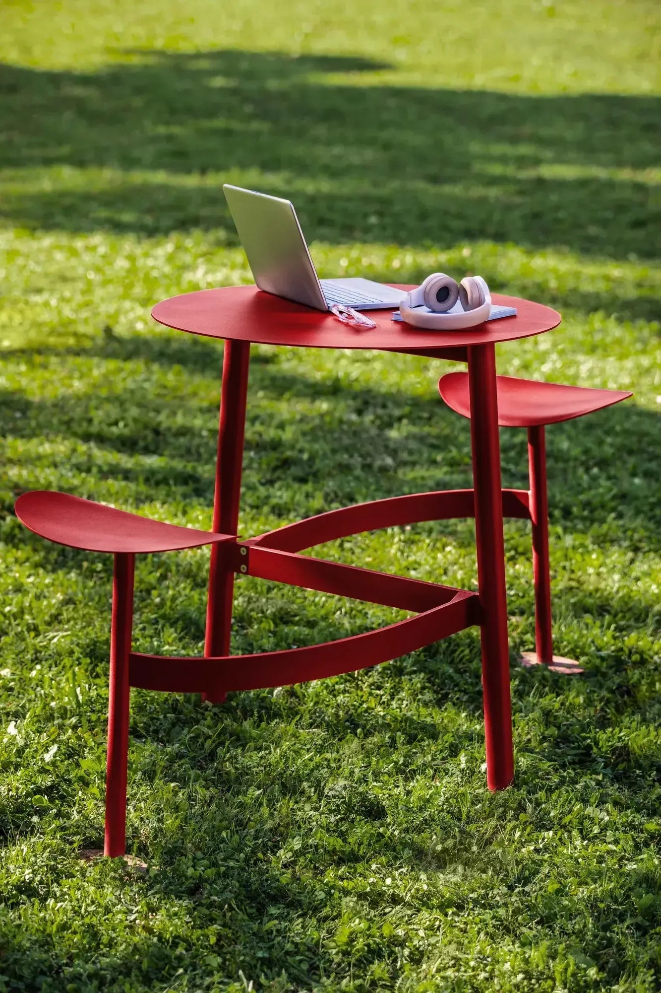 Bolder 1050 Round Table with Seats