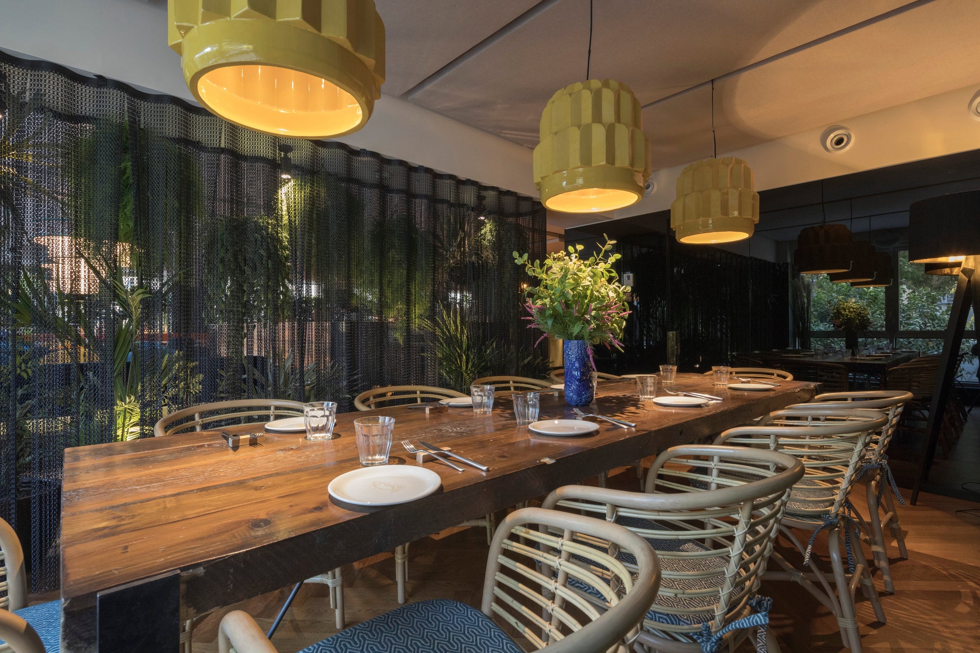 Flexible Seating Chain Divider-Contract Furniture Store for hospitality, leisure & commercial projects