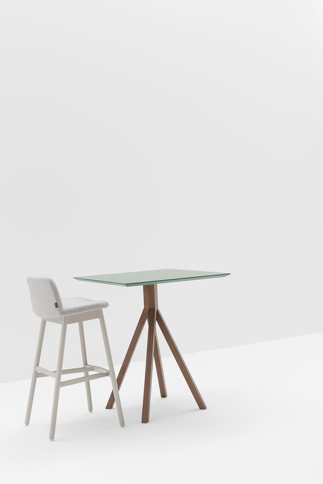 Grapevine 777 Poseur Table Base