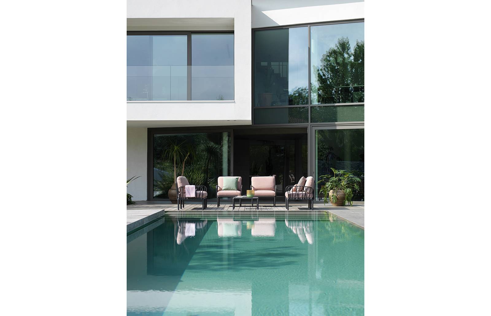 Komodo Lounge Chair-Contract Furniture Store for hospitality, leisure & commercial projects