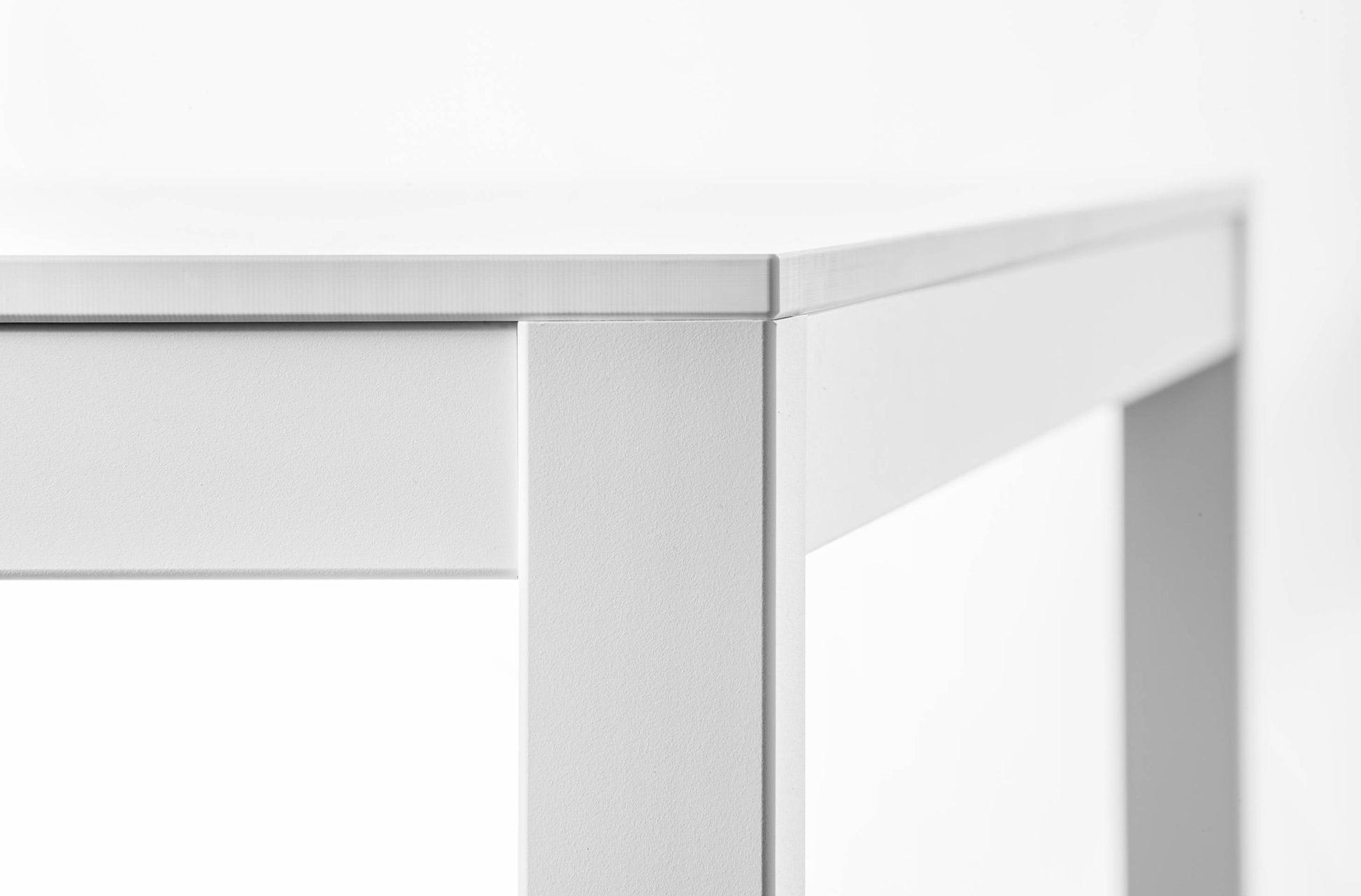 Kuadro Dining Table