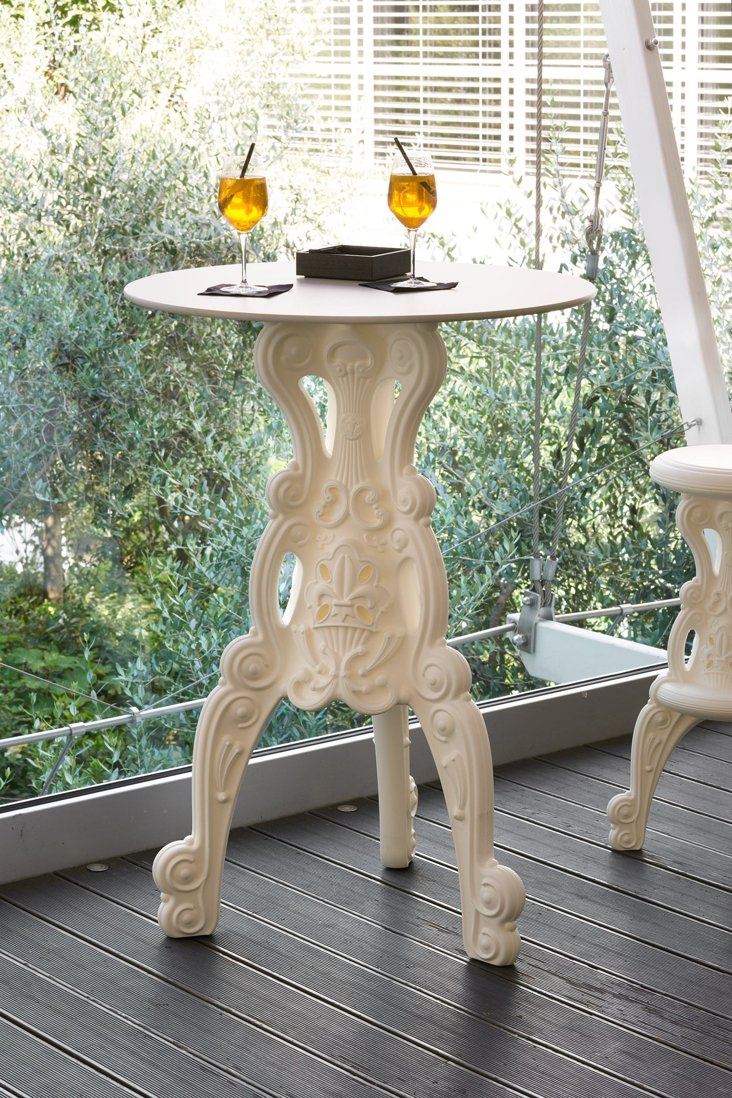 Master Of Love Poseur Table