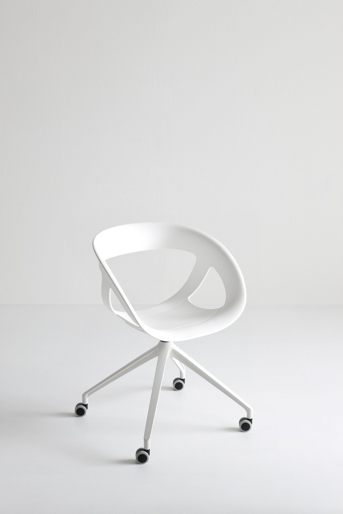 Moema UR Side Chair