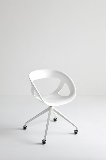 Moema UR Side Chair