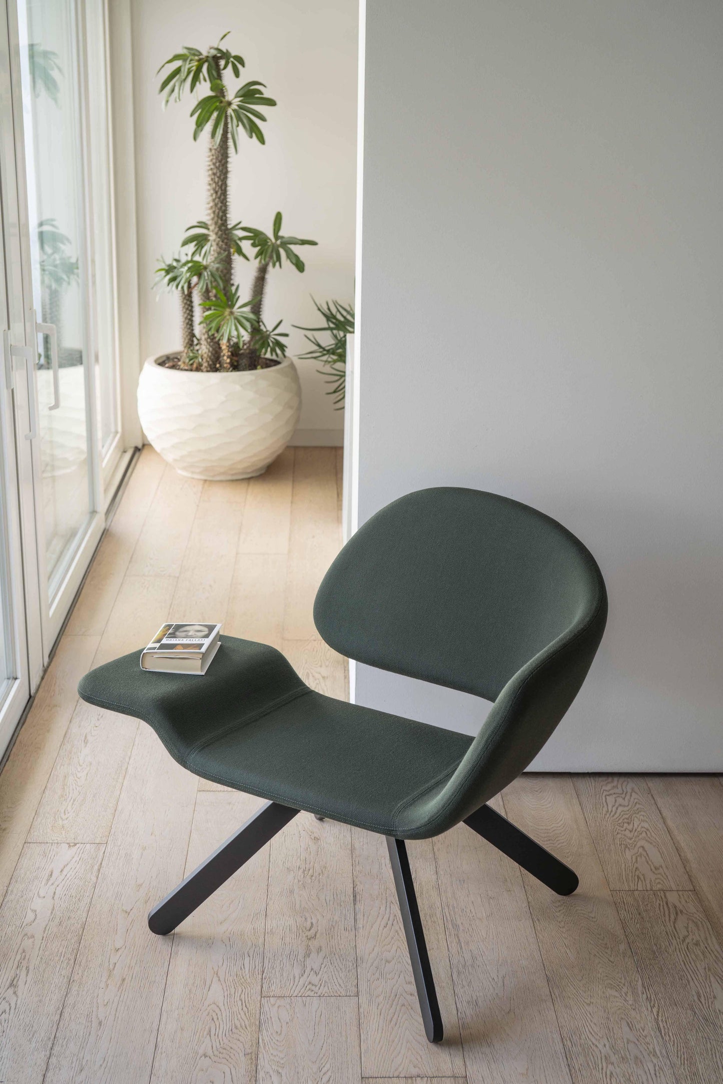 Nalì Lounge Chair-Contract Furniture Store for hospitality, leisure & commercial projects