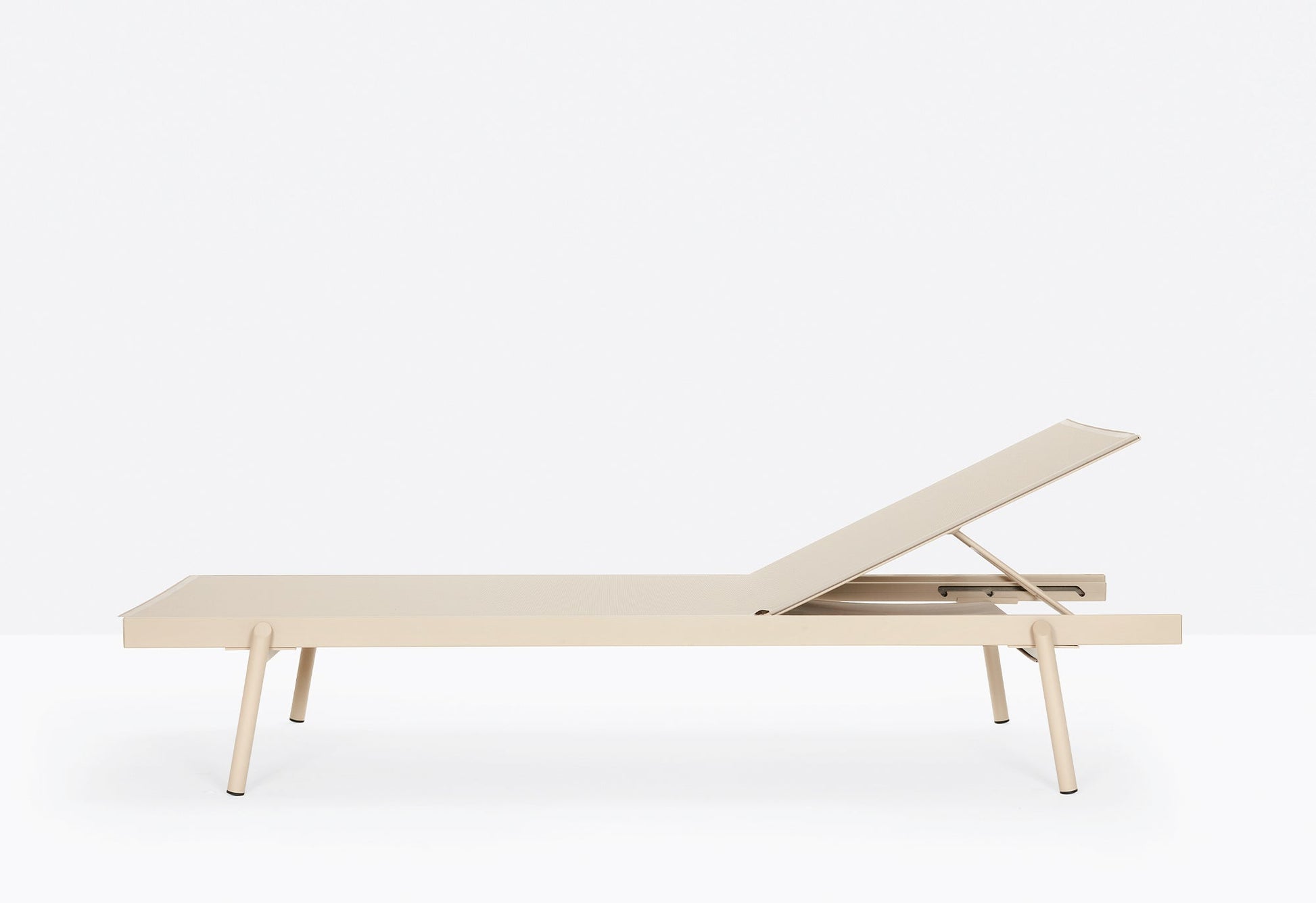 Rail Lounger-Contract Furniture Store for hospitality, leisure & commercial projects