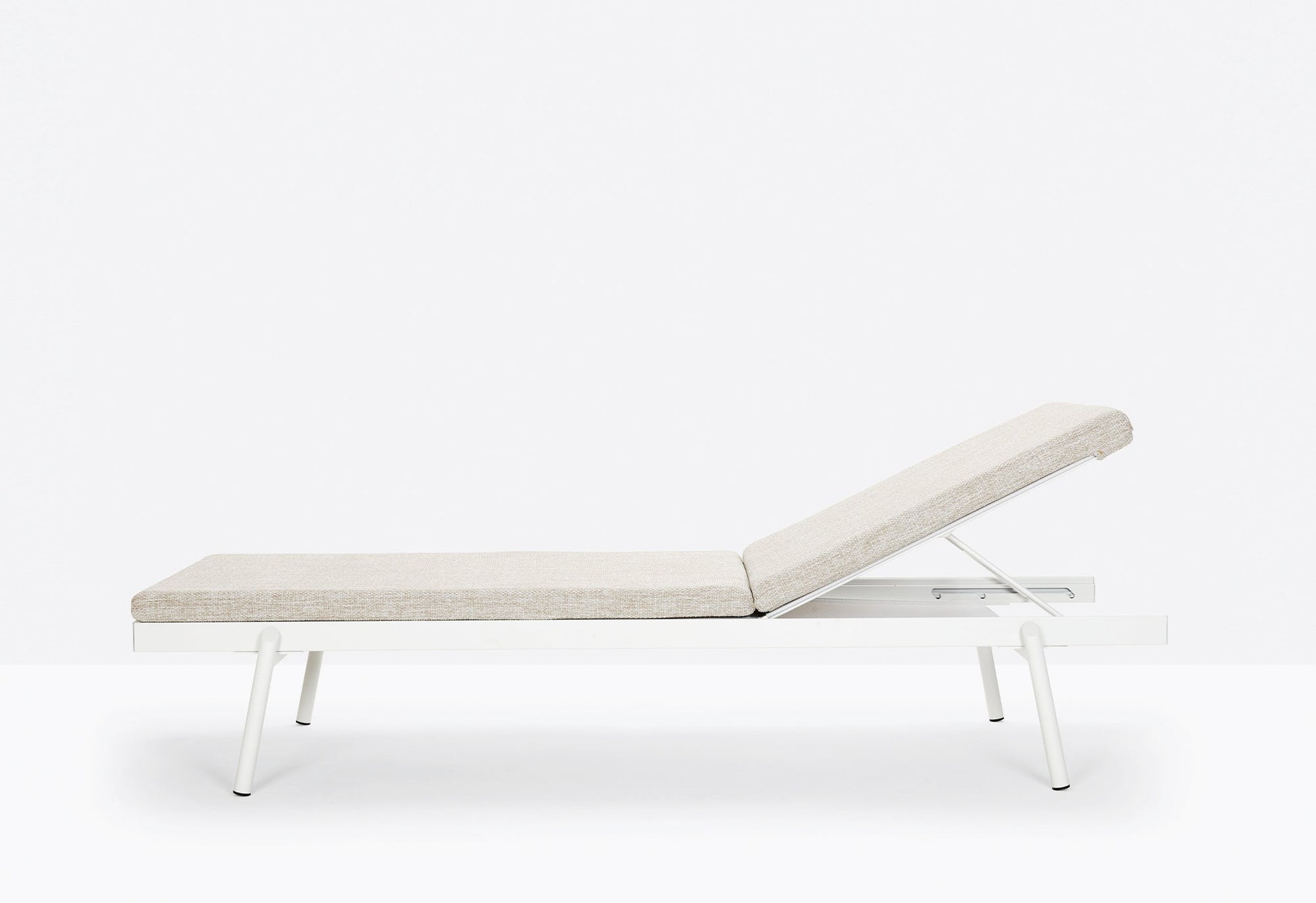 Rail Lounger-Contract Furniture Store for hospitality, leisure & commercial projects