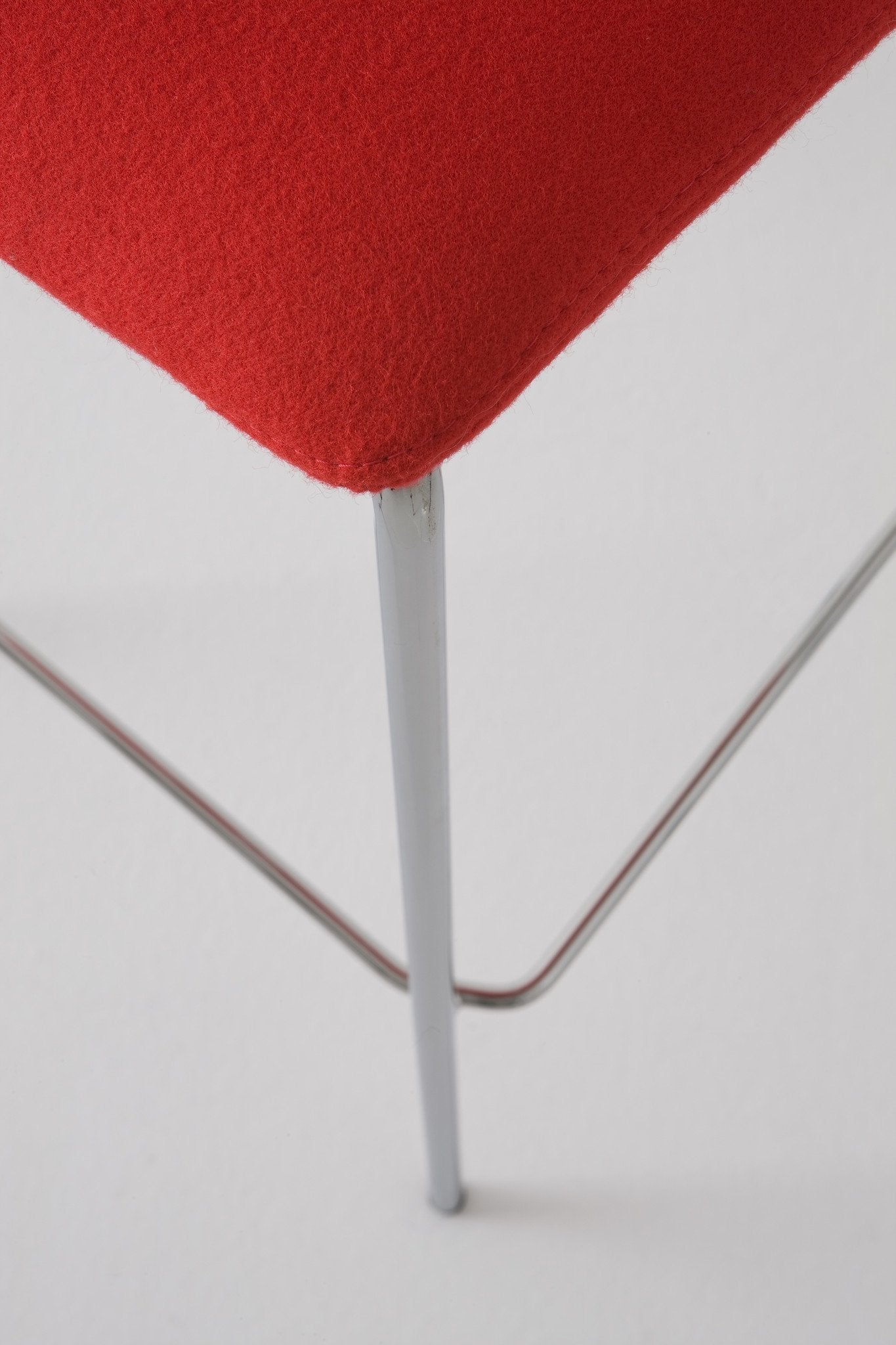 Slot Uphol High Stool