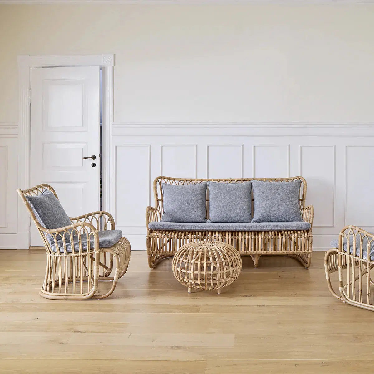 Tulip Lounge Chair-Contract Furniture Store for hospitality, leisure & commercial projects