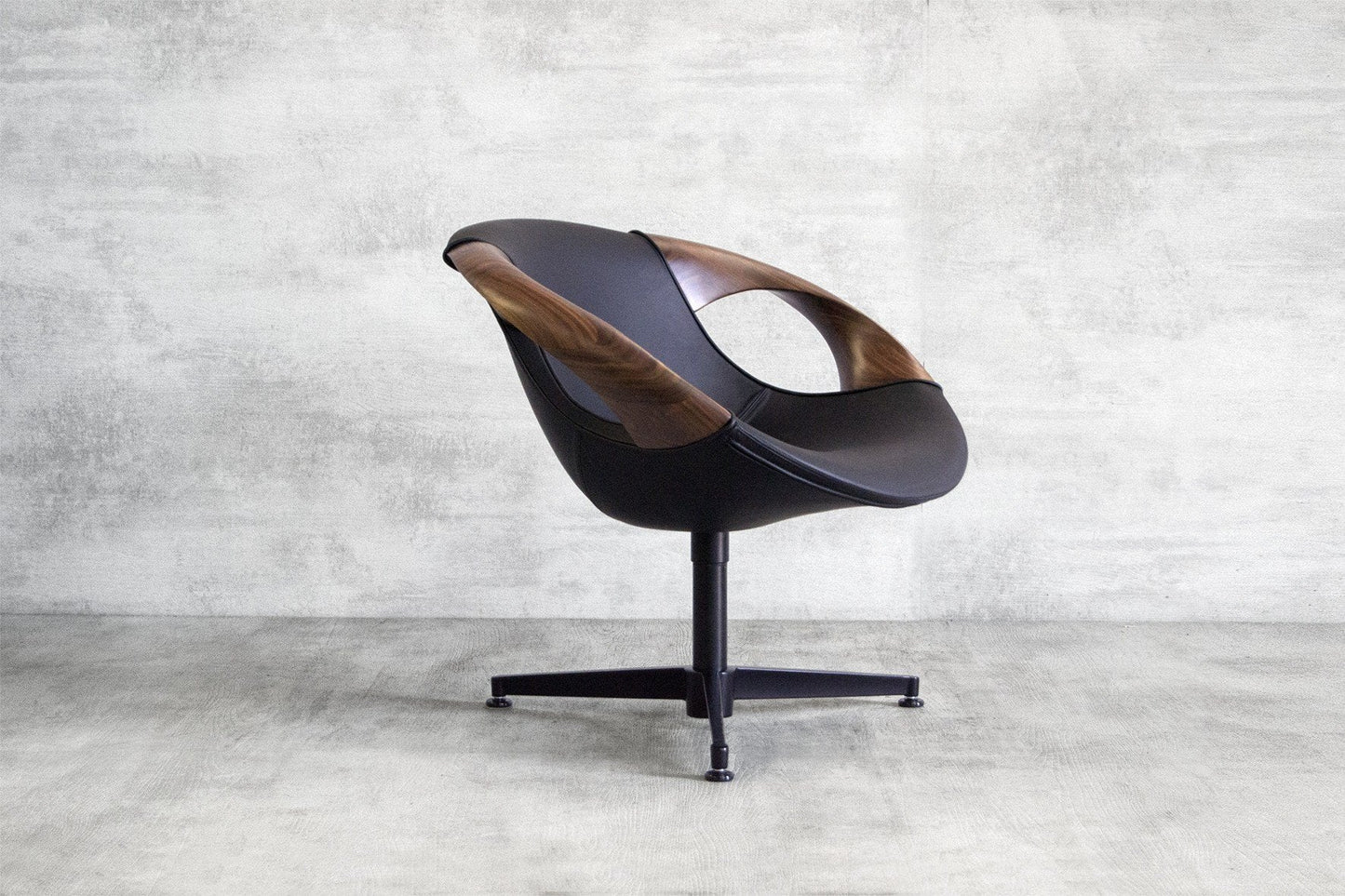Up 917 Wooden Arms Lounge Chair