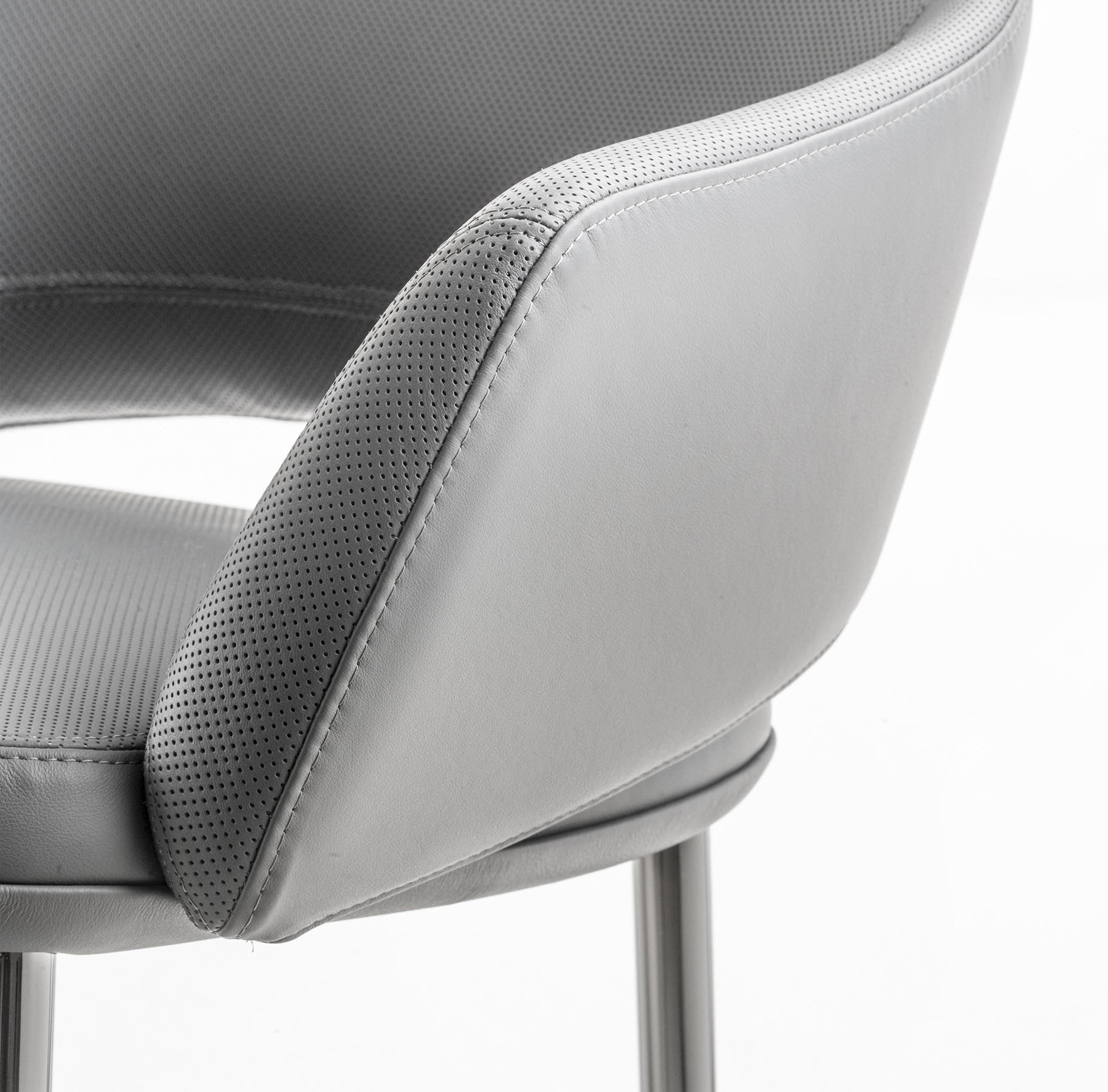 Vic 646 Armchair