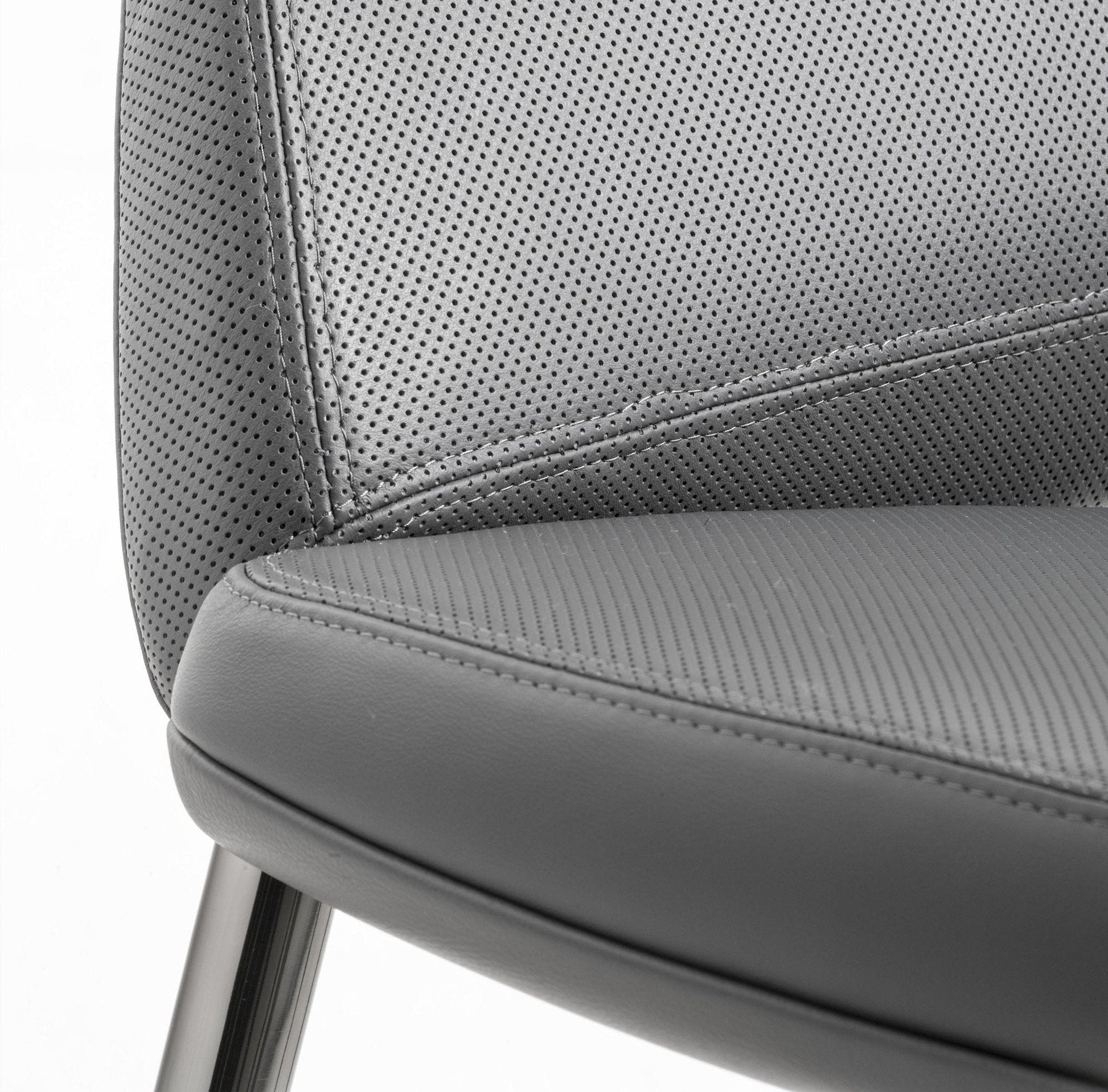 Vic 646 Armchair