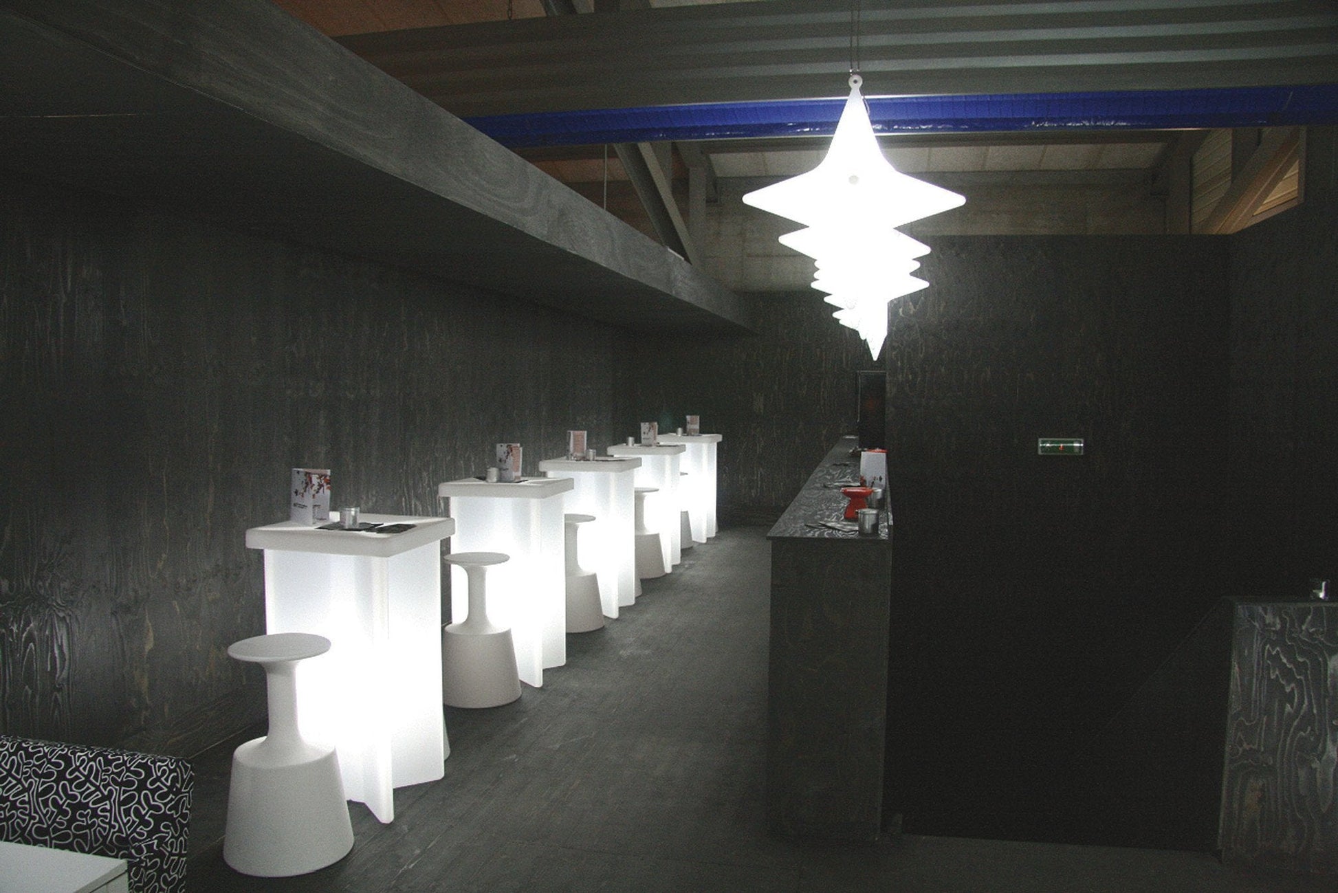 X2 Poseur Table