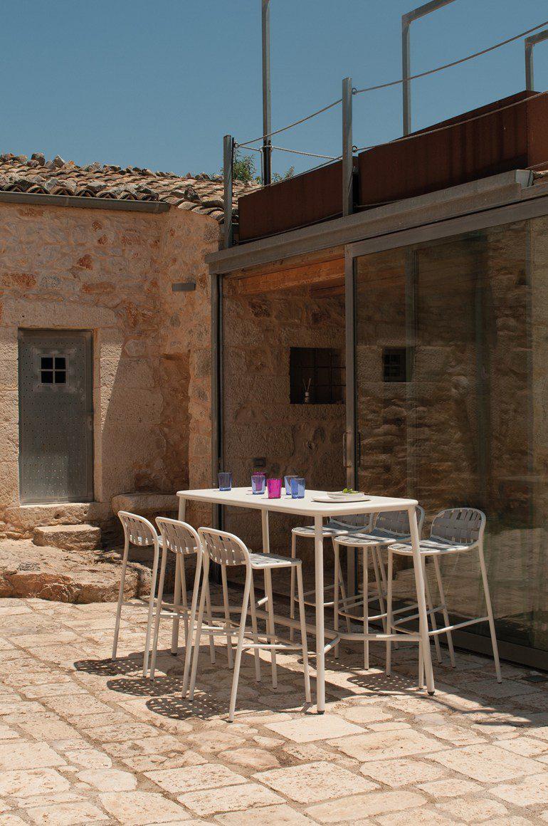 Yard 538 Poseur Table