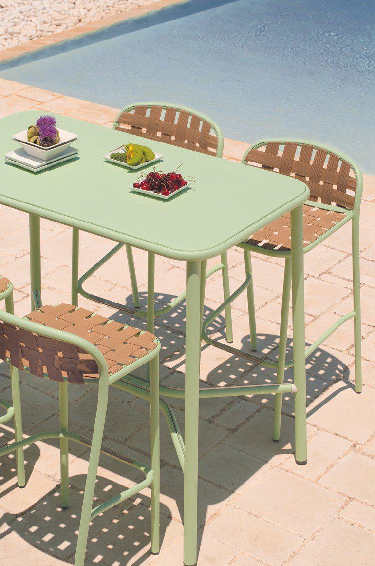 Yard 538 Poseur Table