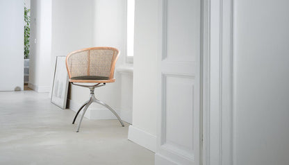 Young Lady/901 Armchair-Contract Furniture Store for hospitality, leisure & commercial projects